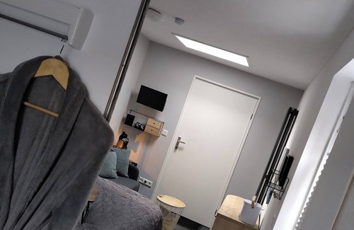 Domburg Bed & Breakfast | Enjoy the Beach and Domburg 18m2- very nice, charming room central and quiet