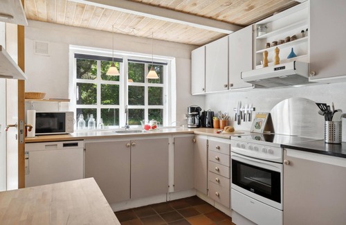 Øby House | Enjoy the beach and the sea on vacation in this aparten vacation home.