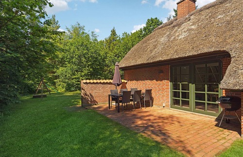 Øby House | Enjoy the beach and the sea on vacation in this aparten vacation home.