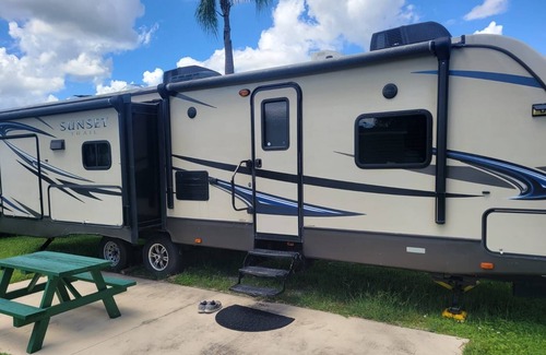 Indiantown House | Enjoy this beautiful one bedroom one bath RV surrounded by Florida’s nature.