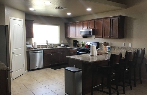 Lemoore House | Enjoy this warm residential property located near hwy 198 and hwy 41. n