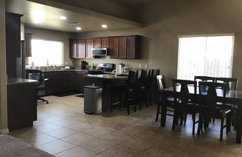 Lemoore House | Enjoy this warm residential property located near hwy 198 and hwy 41. n