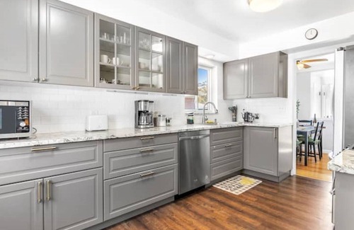 Madison Heights House | ★Entertainment & Game Room w/Bar★ Cheerful and Bright Ranch w/2 Full Baths