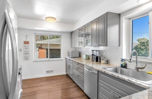 Madison Heights House | ★Entertainment & Game Room w/Bar★ Cheerful and Bright Ranch w/2 Full Baths