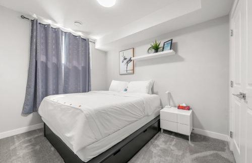 Beaumont House | Entire 1 bed and Den Near YEG International Airport