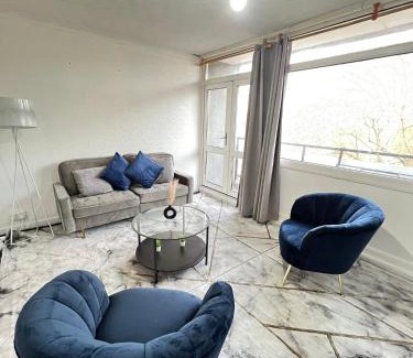 Weavers Apartment | Entire 3 Bedroom Luxury Apartment in London with Private Balcony