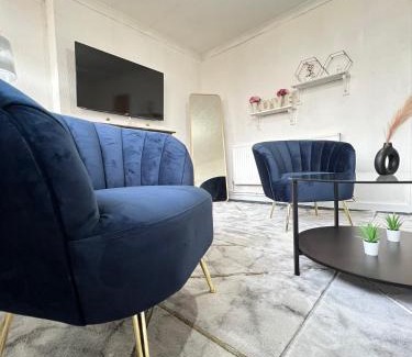 Weavers Apartment | Entire 3 Bedroom Luxury Apartment in London with Private Balcony