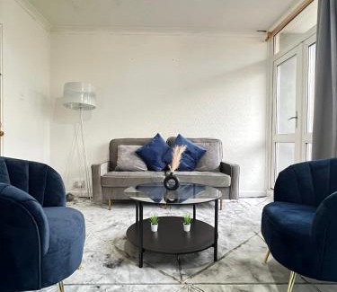 Weavers Apartment | Entire 3 Bedroom Luxury Apartment in London with Private Balcony