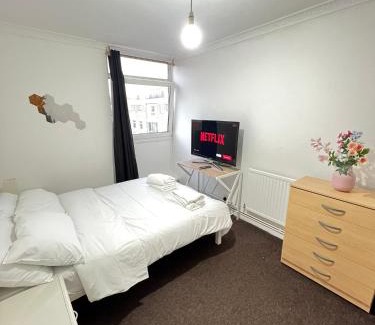 Weavers Apartment | Entire 3 Bedroom Luxury Apartment in London with Private Balcony