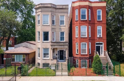 Washington Park Apartment | Entire Apartment in Chicago