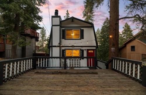 Big Bear Lake House | Entire Cabin, Walk to Ski Slopes, Hot Tub, Pet Friendly, Fast WiFi, 2 Parking, 2 Fireplace, Wash & Dryer, Fenced, Fire Pit, BBQ, Hike, Golf, Zoo
