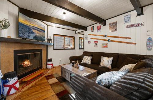 Big Bear Lake House | Entire Cabin, Walk to Ski Slopes, Hot Tub, Pet Friendly, Fast WiFi, 2 Parking, 2 Fireplace, Wash & Dryer, Fenced, Fire Pit, BBQ, Hike, Golf, Zoo