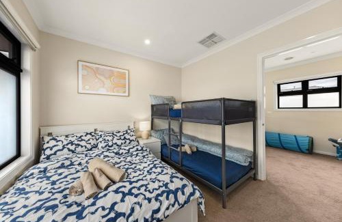 Keysborough Villa | Entire Cozy 4-Bedroom Home with 2 Ensuites In Keysborough