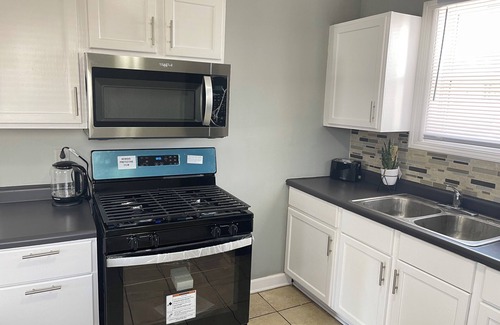 Park Forest House | Entire Cozy Home + Free Parking + Fast Wi-Fi & Located in Central Area