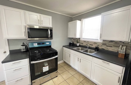 Park Forest House | Entire Cozy Home + Free Parking + Fast Wi-Fi & Located in Central Area