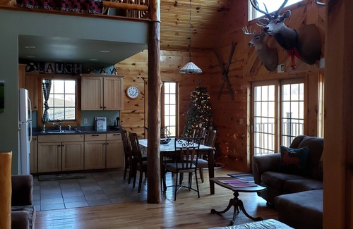 Cochrane House | Entire high-quality lodge well equipped and tranquil - See ALBINO deer!