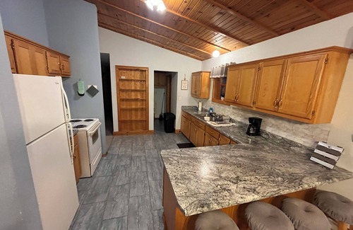 Manchester House | Entire Home/Cabin - Cozy Cottage Vibes with Fire Pit, Full Kitchen & Garden