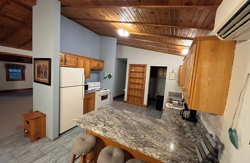 Manchester House | Entire Home/Cabin - Cozy Cottage Vibes with Fire Pit, Full Kitchen & Garden