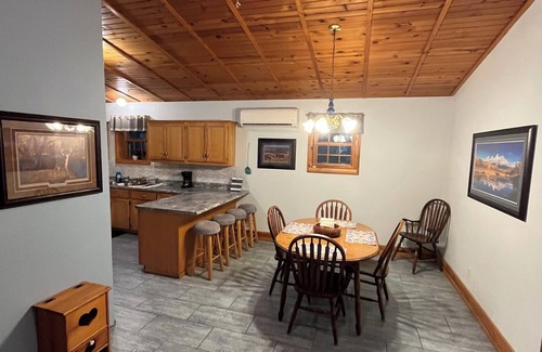 Manchester House | Entire Home/Cabin - Cozy Cottage Vibes with Fire Pit, Full Kitchen & Garden