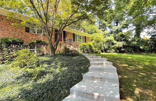 Great Falls House | Entire House 3BR/2BA Home in Great Falls – Prime Location W/Wifi & Parking