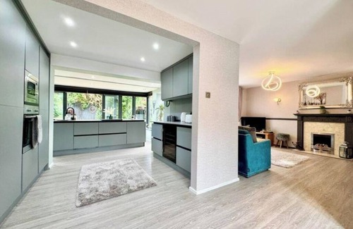 Stonnall House | Entire luxury 3 bedroom house available for short and long stays