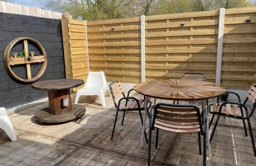 Coutiches Apartment | Entre ville et campagne appartement cosy avec parking et terrasse Wood