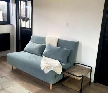 Coutiches Apartment | Entre ville et campagne appartement cosy avec parking et terrasse Wood