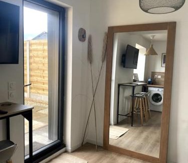 Coutiches Apartment | Entre ville et campagne appartement cosy avec parking et terrasse Wood