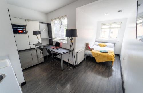 Selly Oak Apartment | Equipped Studios in Guest House next to UOB and QE close to City!