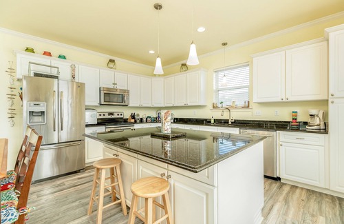 Crystal Beach House | Escape | Steps to Beach | Large Deck | Dog Haven