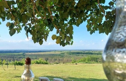 Erdut House | Escape to Tranquility: Stunning Panoramic Views & Outdoor Jacuzzi- Pet friendly.