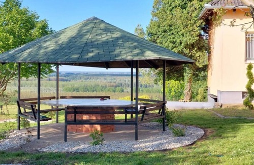 Erdut House | Escape to Tranquility: Stunning Panoramic Views & Outdoor Jacuzzi- Pet friendly.