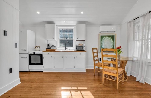 Clinton House | Escape to Your Tranquil Seaside Retreat at Clinton Beach Bungalows