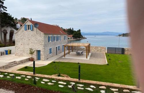 Rogac Villa | EST Villa DIOCLETIAN on Solta - luxurious villa, beachfront, private pool, outdoor BBQ, large terrace and garden, free parking - Wonderful privacy