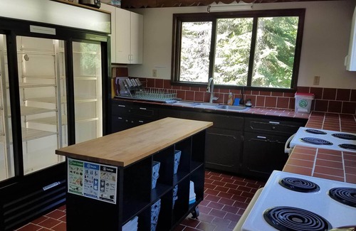 Hyak House | European Alpine Lodge with Stunning Mountain Views- Room for the entire Family!