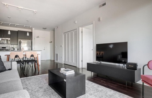 Evanston Apartment | Evanston 1BR w Pool Gym nr Nwestern CHI-702