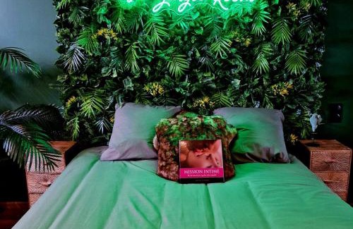 Thiers Apartment | Evasion Tropicale Suite Jungle Room