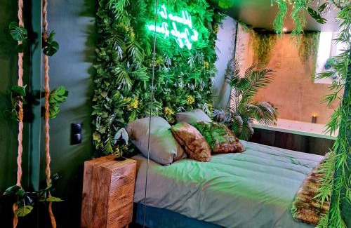 Thiers Apartment | Evasion Tropicale Suite Jungle Room