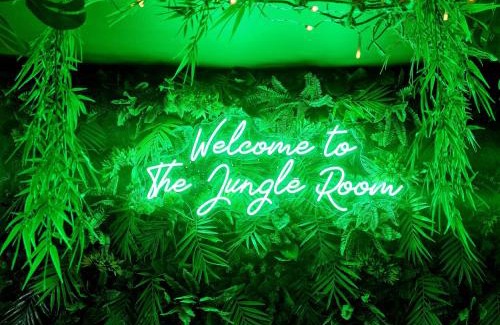 Thiers Apartment | Evasion Tropicale Suite Jungle Room