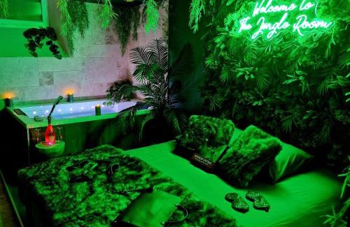 Thiers Apartment | Evasion Tropicale Suite Jungle Room