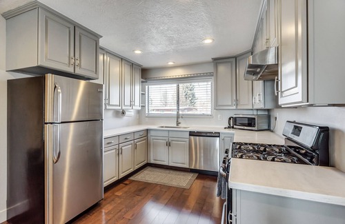 Lakeview House | Events Welcome!Big Place/Low Price!/Sleeps 26 Guests!/4,200 SqFt/6 Bathrooms