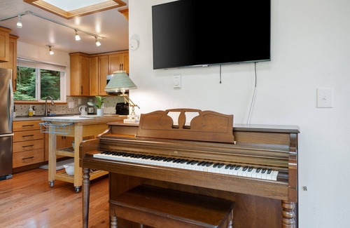 Sudden Valley Cabin | Evergreen Cabin- serene getaway close to mountain biking, hiking & skiing