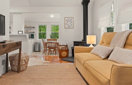 Great Barrington House | Evergreen: cottage minutes from Butternut Ski