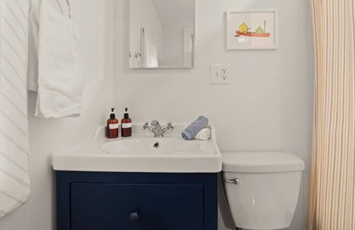 Great Barrington House | Evergreen: cottage minutes from Butternut Ski