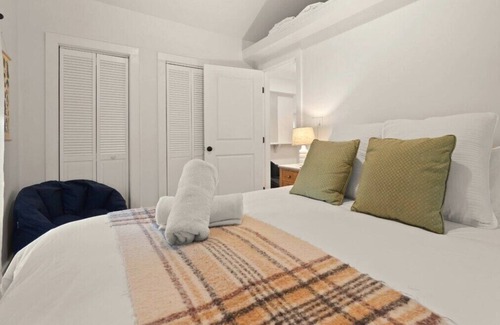 Great Barrington House | Evergreen: cottage minutes from Butternut Ski