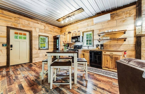 Thayerville Cabin | EverGreenGrove-Spruce 2BR/1BA Dog Friendly/Hot Tub