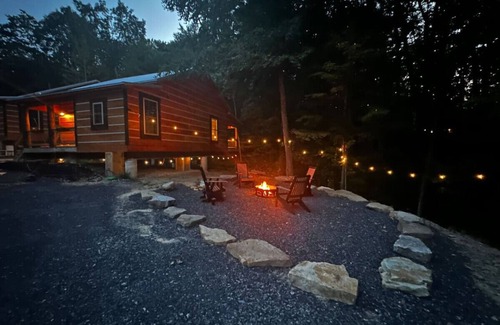 Thayerville Cabin | EverGreenGrove-Spruce 2BR/1BA Dog Friendly/Hot Tub