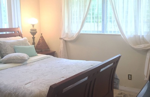 North Central Hollywood House | Every Thing Is Near This Accommodation Is 15- 20 Minutes Away