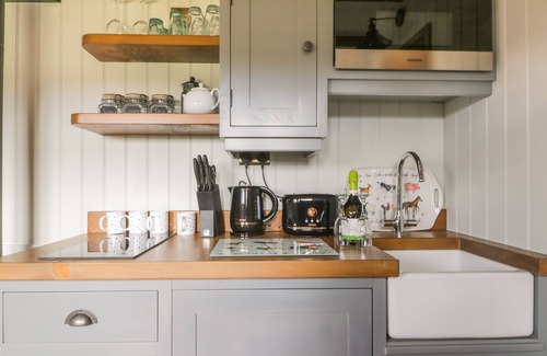 Cottingham Cottage | EWES WELCOME, pet friendly, with open fire in Cottingham