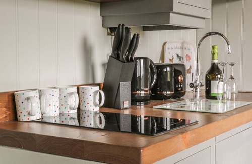 Cottingham Cottage | EWES WELCOME, pet friendly, with open fire in Cottingham